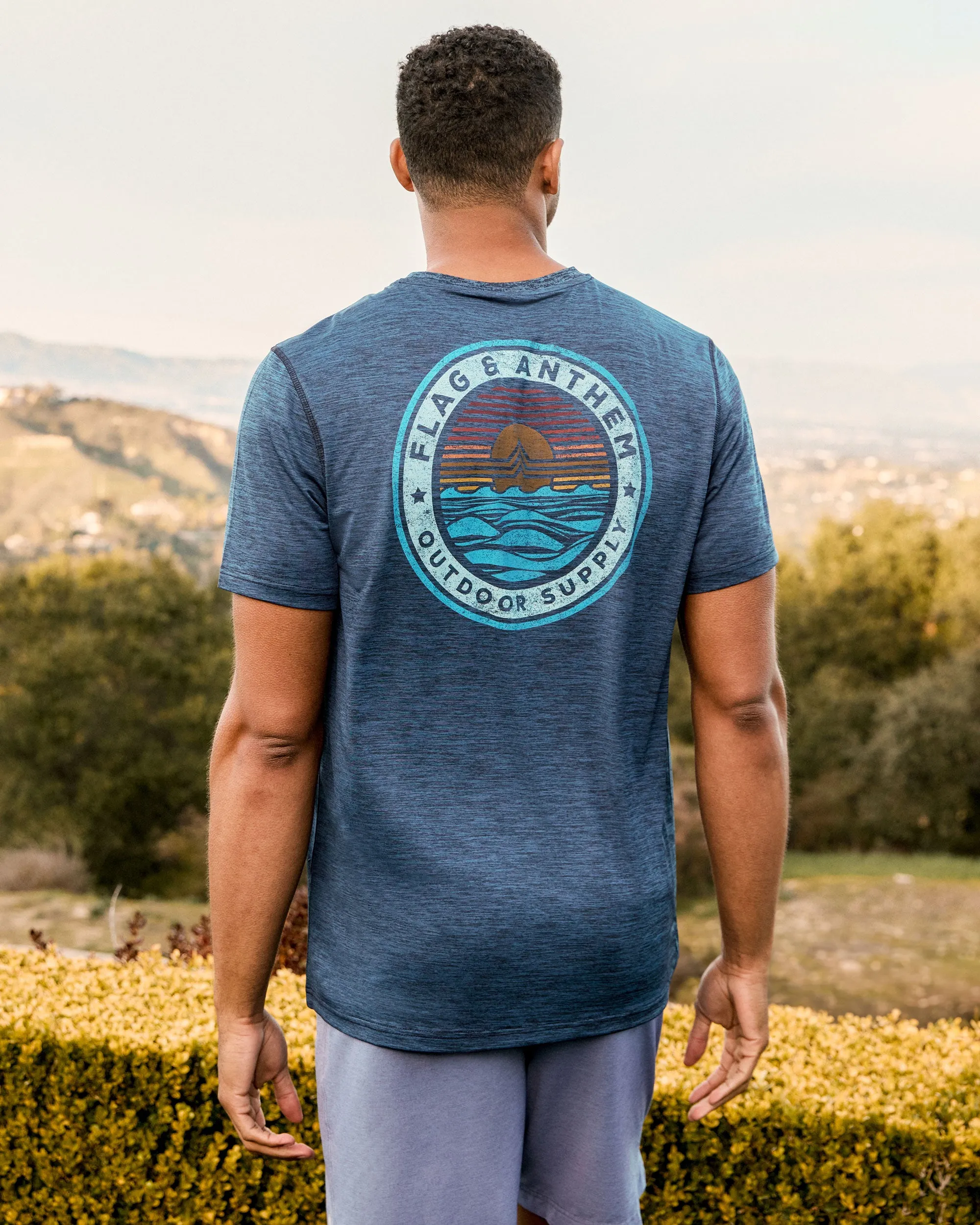 LOGO HERITAGE SUNSET PERFORMANCE TEE