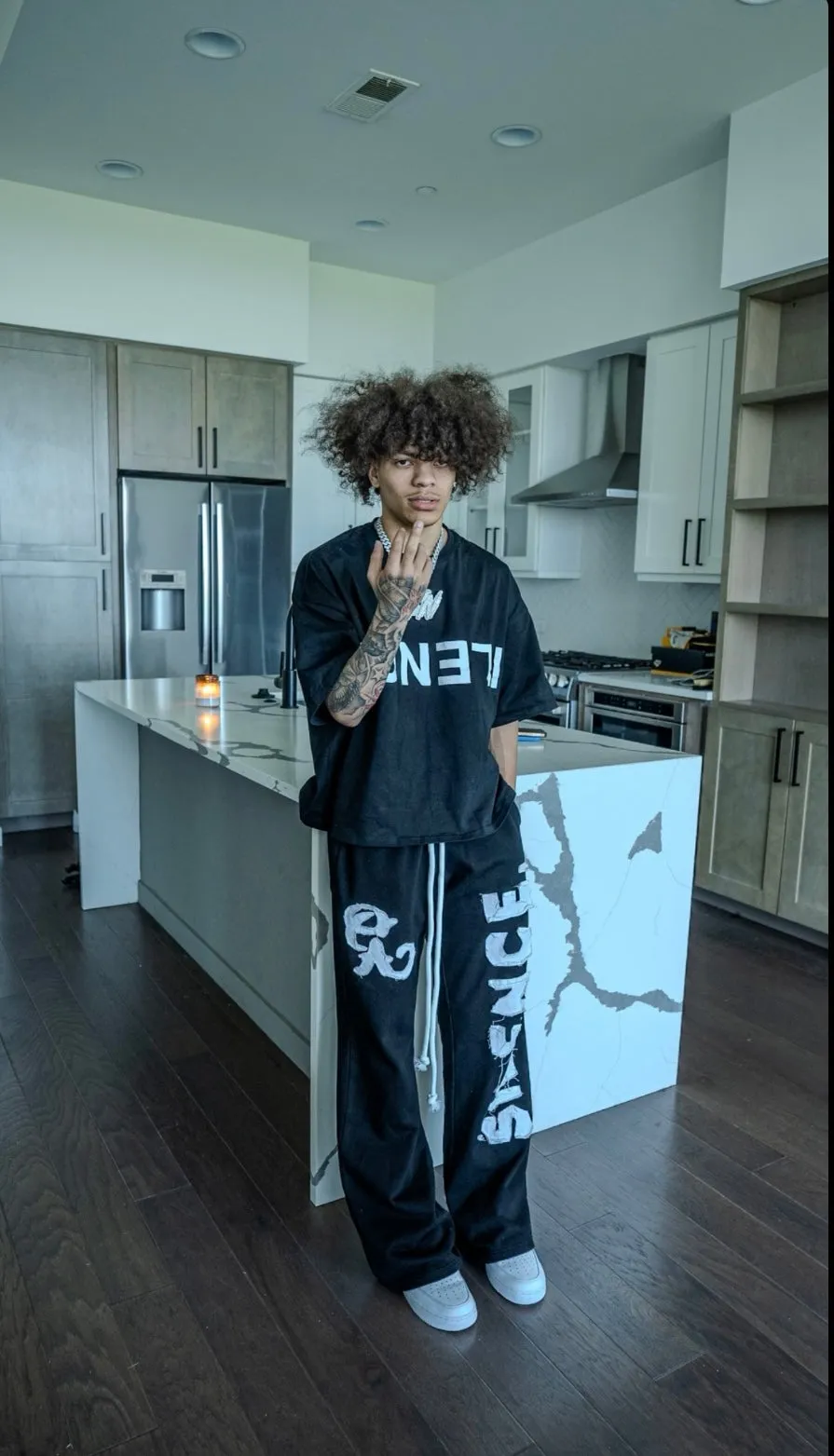 ONYX DISTRESS SWEATS IN BLACK