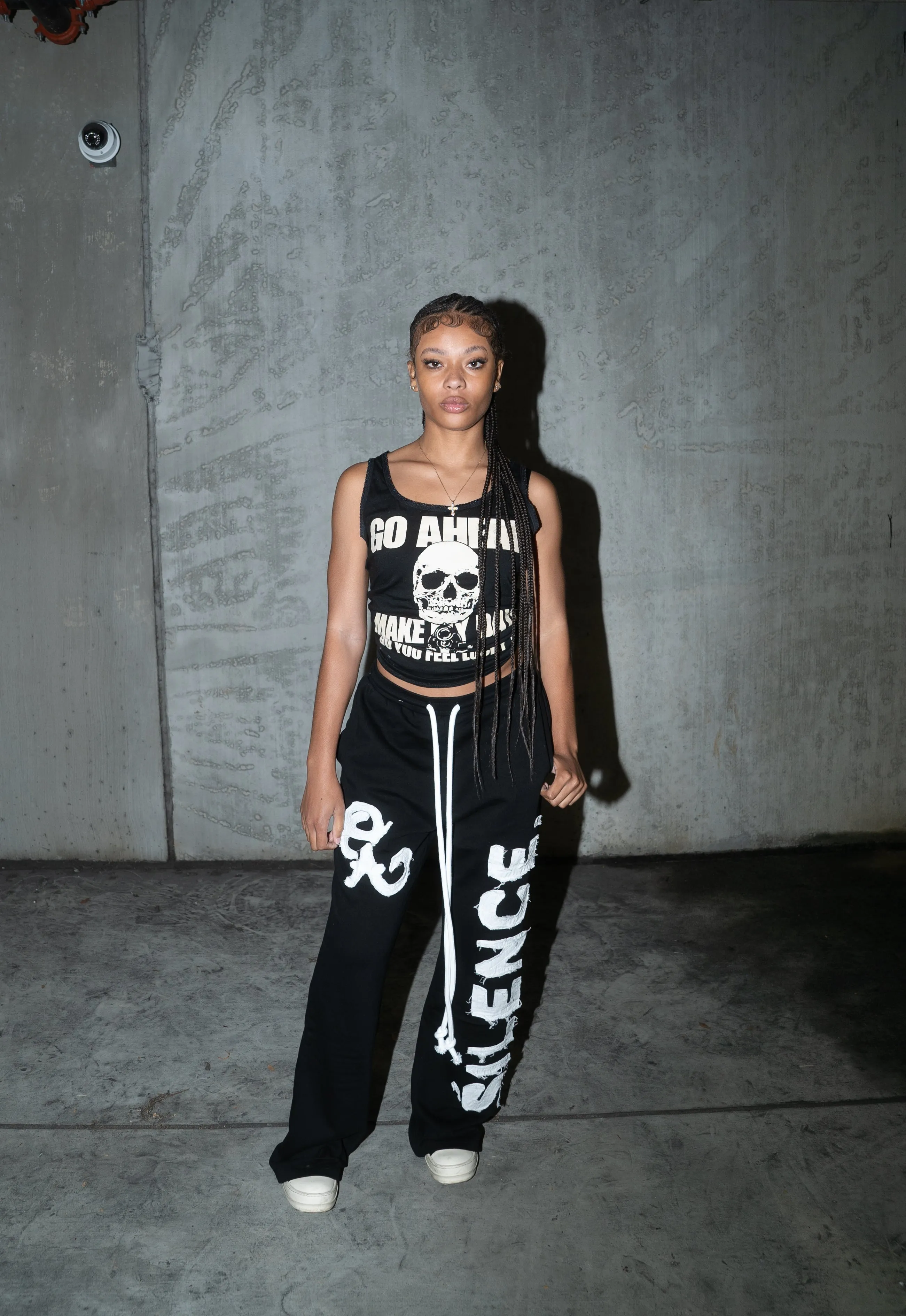 ONYX DISTRESS SWEATS IN BLACK