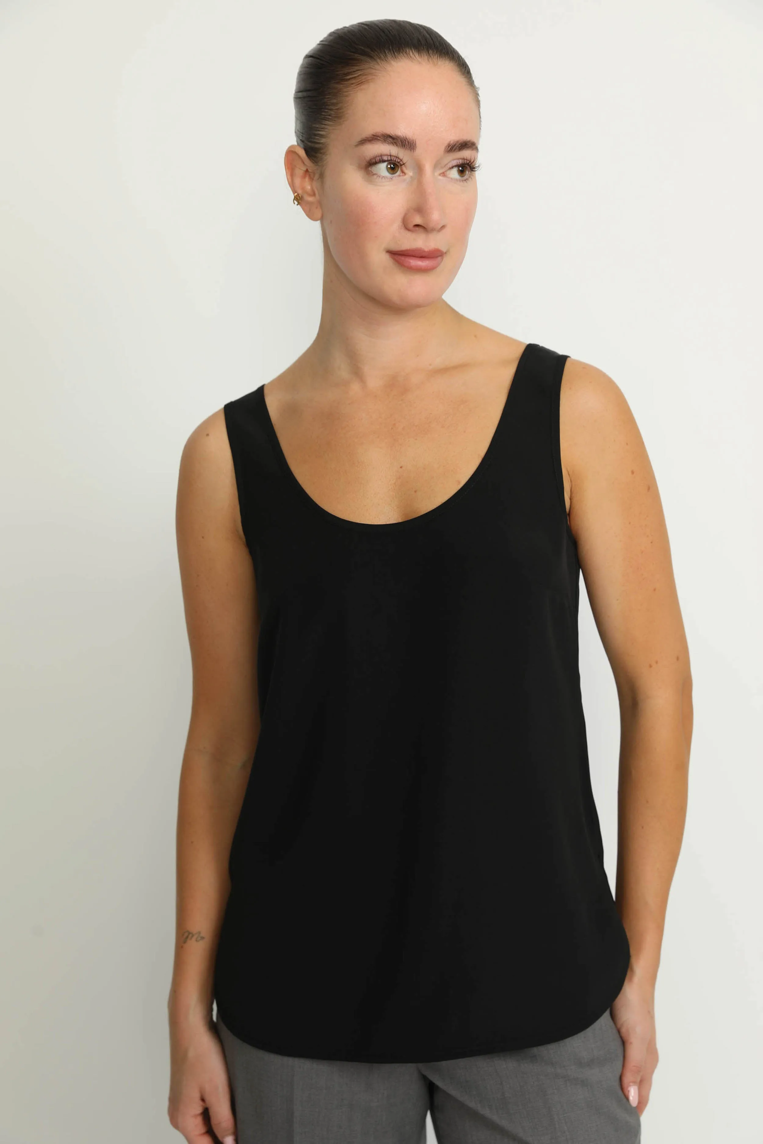 Vezia Top - Sleeveless Crew Neck Top
